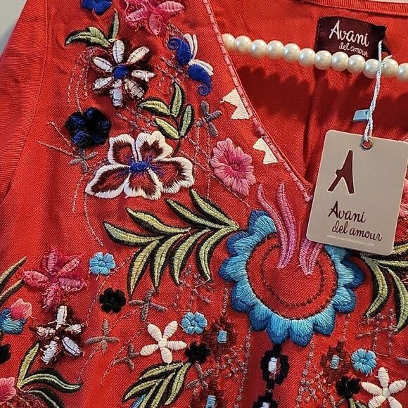 Avani del amour embroidered Red V neck Tunic blouse Small NWT - Picture 2 of 7